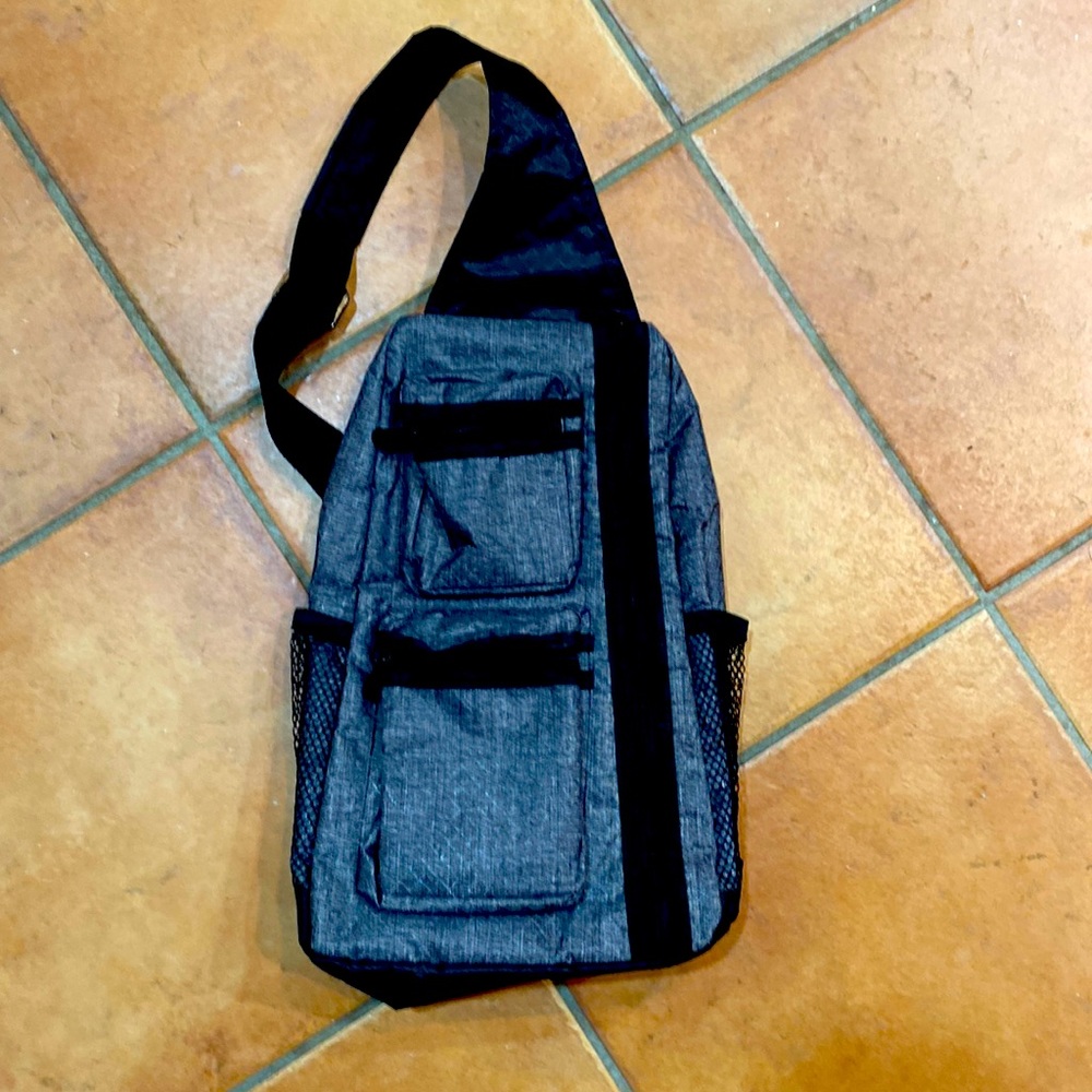 Thirty-one shoulder sling bag. NWOT. Grey and black . Adjustable shoulder strap.